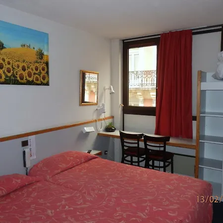 Готель De Paris 3*