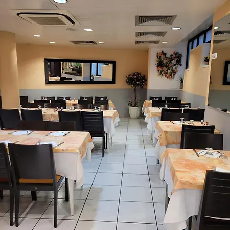 De Paris Готель 3*