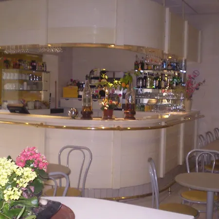De Paris Готель 3*