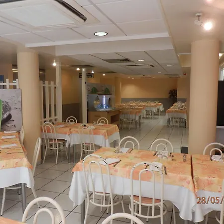Готель De Paris 3*
